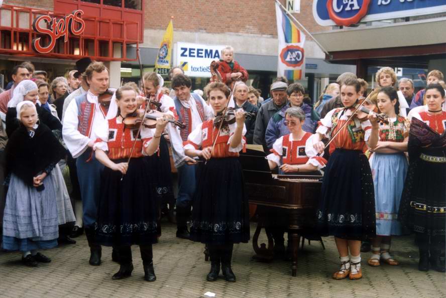 Folklrny sbor 'Hron' v Drachten 18.4.1992 (Aprl 1992)