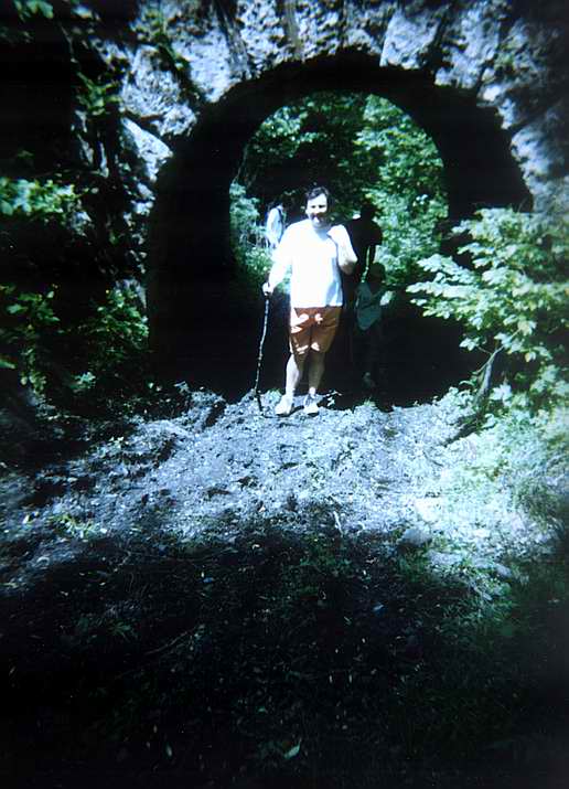 Takto ma odfotil Jojo svojim fokom v tuneli cestou na urovu skalu (Mj 2003)