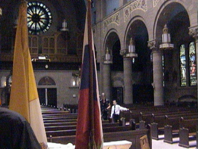 Vatiknska a slovensk vlajka. Americk je na druhej strane. (August 2004)