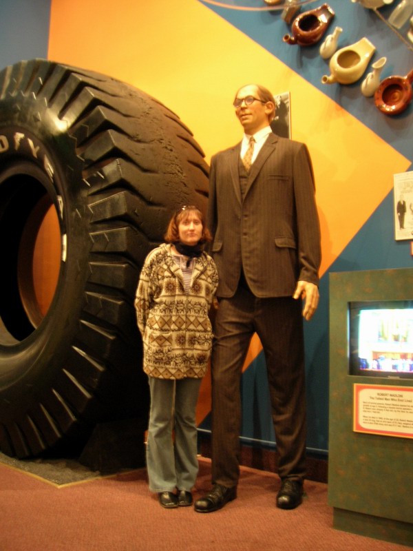 Milena and the tallest man ever. (December 2005)