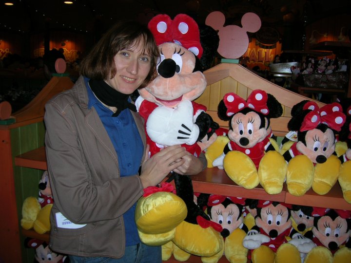 Milena holding a sister of Mickey mouse.