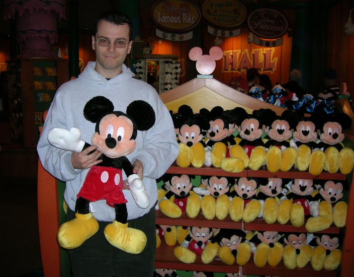 Standa s Mickey Mousem, kter mv na synovce Daniela.