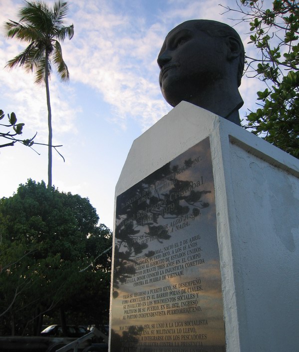 Najnovšia socha na malecóne - miestny dejateľ Ángel Rodríguez Cristóbal stráži Karibské More (Apríl 2006)