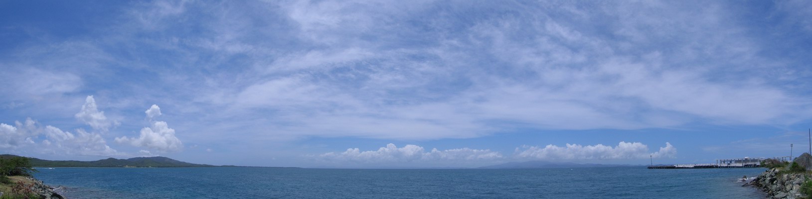 Pohad smerom na Vek Ostrov. Vrazn kopovit oblanos v diake nad pralesom El Yunque. Vavo Monte Pirata - najvy bod na ostrove (301 m.n.m.). (Aprl 2006)