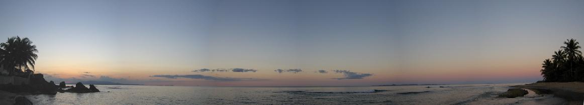 Súmrak nad Atlantikom. Vľavo na obzore Portoriko, vpravo od stredu Culebra. Celkom napravo vzadu vidieť St. Thomas. (Apríl 2006)