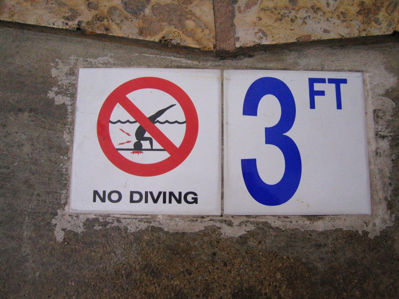 The sign at pool is very clear (April 2006)