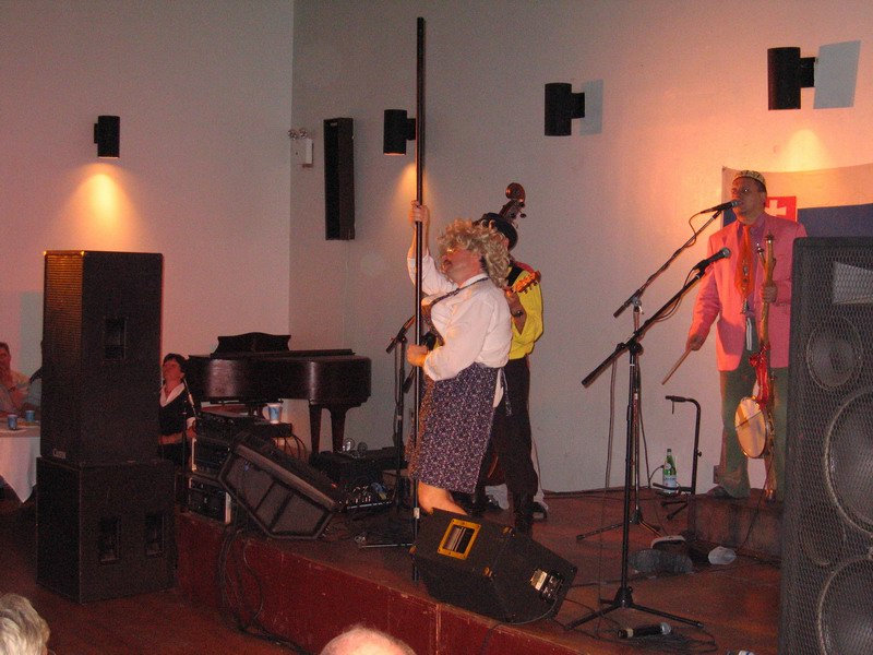 Pole-dancing (May 2006)