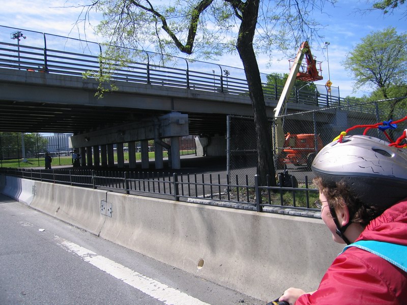 Arriving to the bridge with the piper (May 2006)