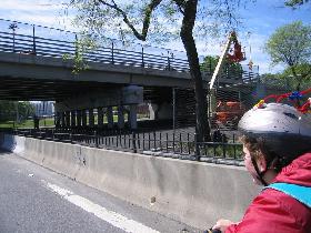 Arriving to the bridge with the piper (May 2006) Arriving to the bridge with the piper (May 2006)