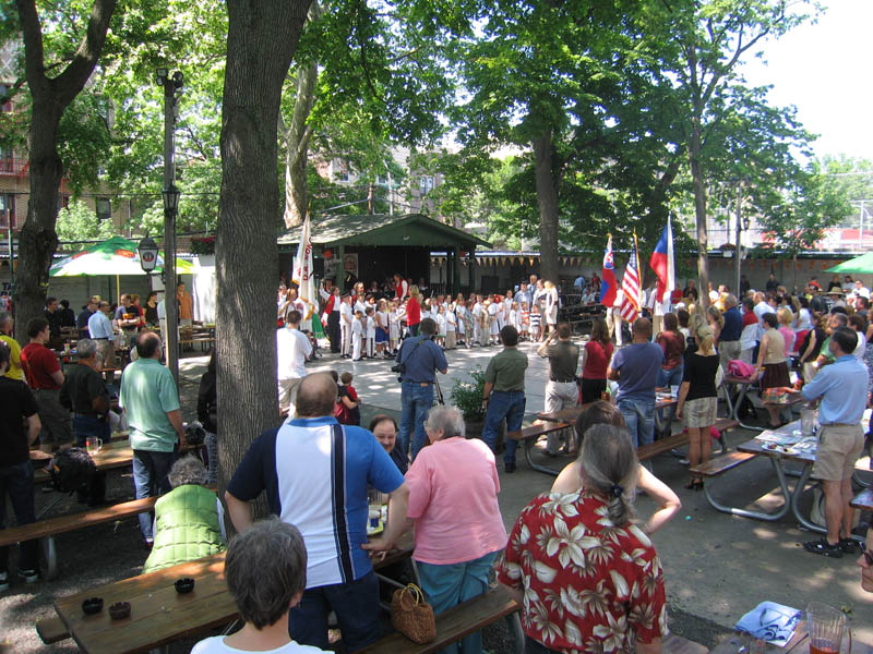 Children are singing Czech and Slovak national anthems in the Bohemian Hall