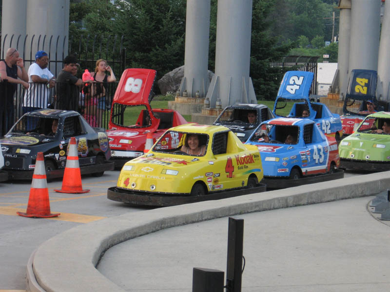 Milena in the yellow car, Jojo in the red one