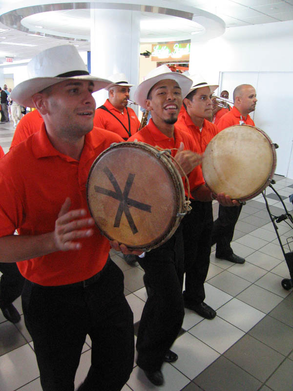 Constantly moving dancing drummers (July 2006)