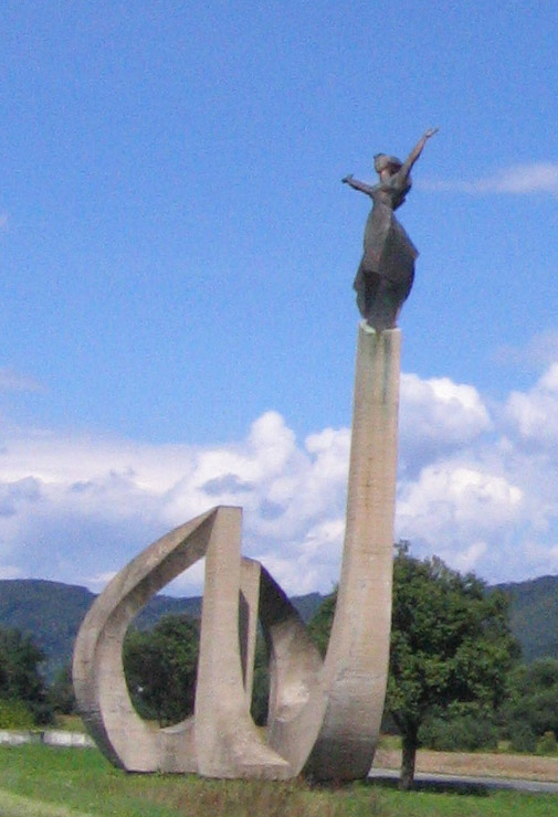 Statue welcoming visitors to Banská Bystrica