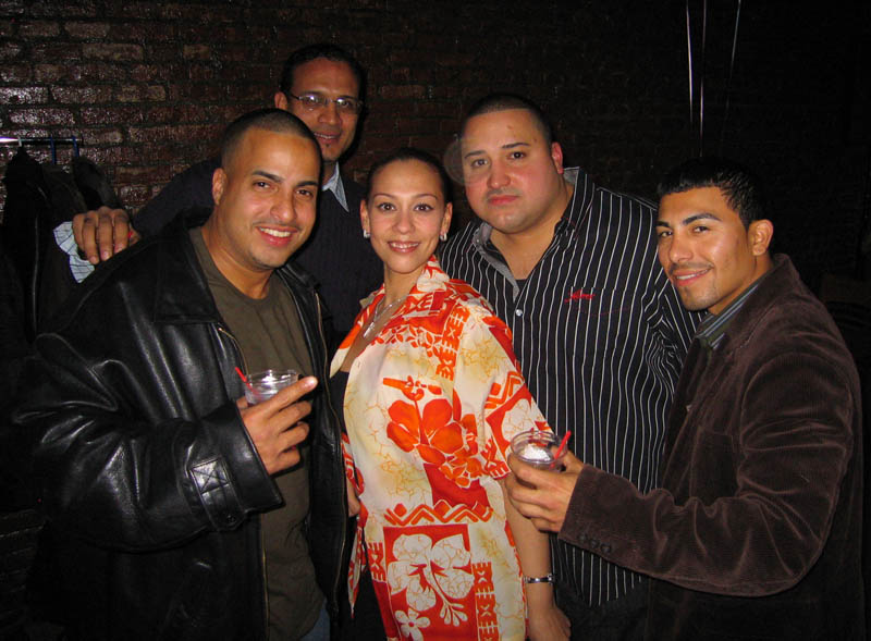 Lisa with her bodyguards (December 2006)