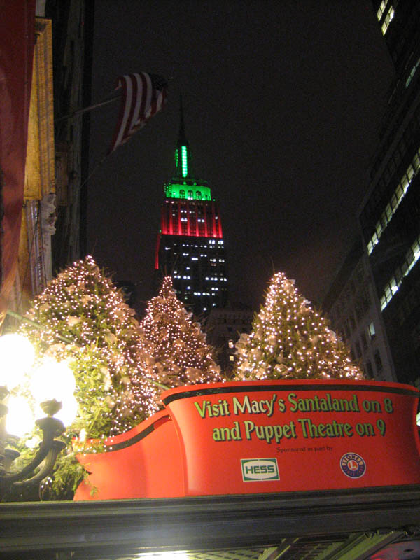 Vysvieten Empire State Building ponad vchod do Macy's