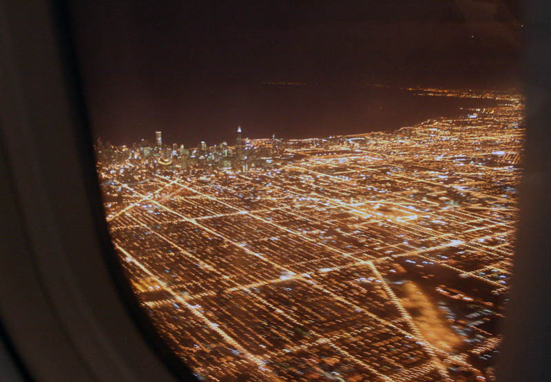 Nočné Chicago z vtáčej perspektívy. Pekne vidieť mrakodrapy v downtown.