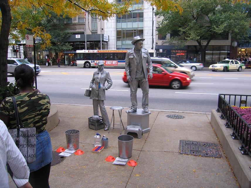 Living statues (at least one of them) at Magnificent Mile