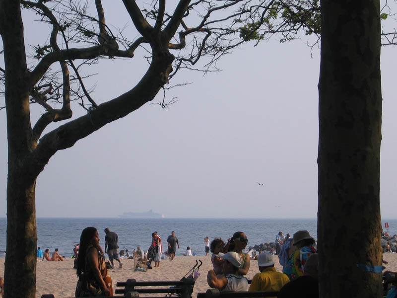 On the horizon, a cruiser leaving New York (May 2007)