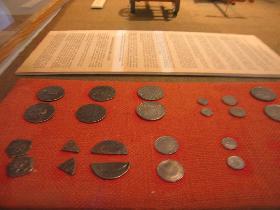 Since coins were made of silver, the quarters looked a lot different comparing to the ones we have today. (April 2007) Since coins were made of silver, the quarters looked a lot different comparing to the ones we have today. (April 2007)