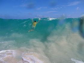 Na takýchto obrovských vlnách sa dobre bodysurfuje (Apríl 2007)