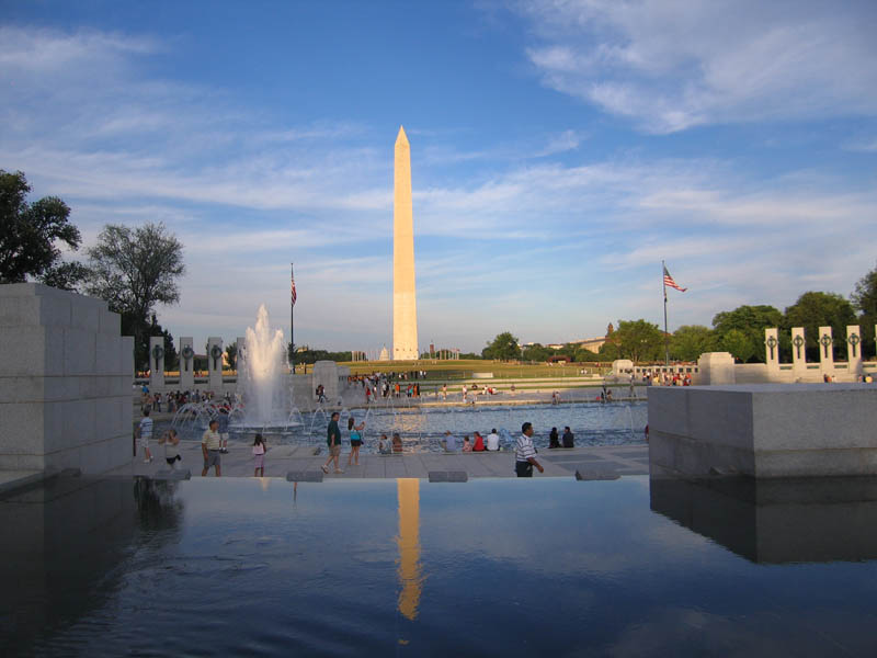 Pohľad na Washingtonov monument od Reflecting Pool ponad Národný pamätník 2. svetovej vojny a Rainbow Pool (Jún 2007)