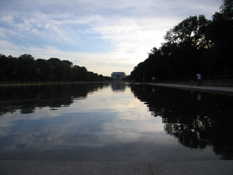 Lincolnov pamätník na druhom konci Reflecting Pool