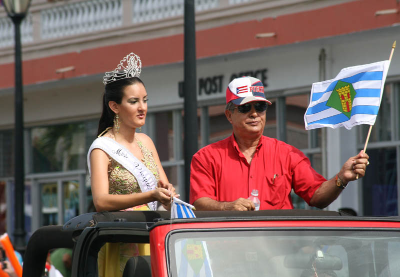 Mayor and Miss Vieques on the forehead of the parade