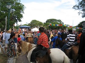 The crowd arriving to the plaza (July 2008) The crowd arriving to the plaza (July 2008)