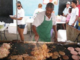 Preparing the famous tripa-burgers in one of the many refreshment stands (July 2008) Preparing the famous tripa-burgers in one of the many refreshment stands (July 2008)