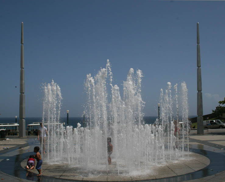 Fountain at Plaza Quinto Centenario (July 2008)