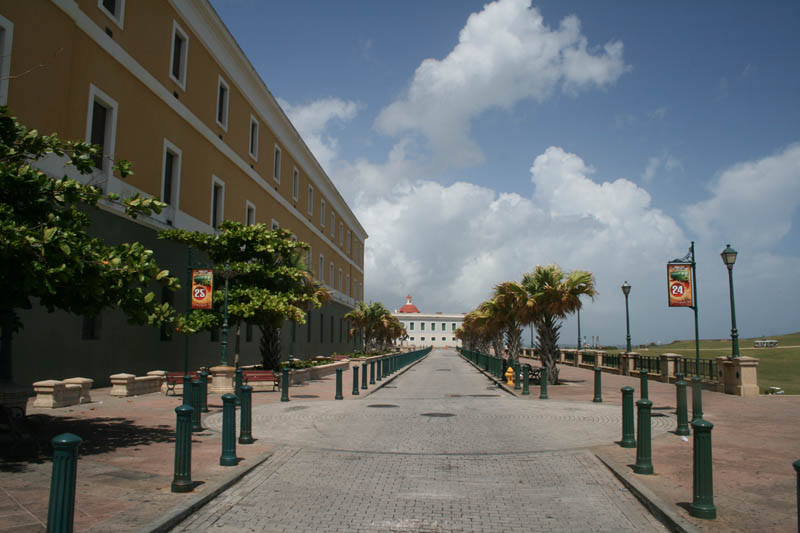 Walkway by the Cuartel de Ballajá 