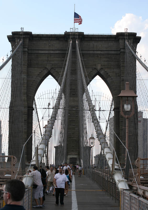 Walking the Brooklyn Bridge picture 17809