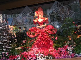 Figurines in displays dressed into flowers (March 2008) Figurines in displays dressed into flowers (March 2008)