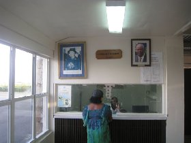 Imigračný úrad na letisku - fotka kráľovnej je už mierne vyblednutá, aj na nej teta Betka vyzerá mladšie, ako teraz, ale... (August 2009) Imigračný úrad na letisku - fotka kráľovnej je už mierne vyblednutá, aj na nej teta Betka vyzerá mladšie, ako teraz, ale... (August 2009)