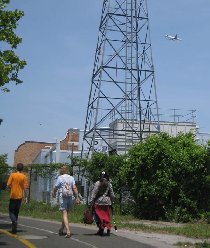 A keďže sme sa spoľahli, že šaman pozná cestu, tak sme potom museli ísť pešo kilometer späť ...ale aspoň na nás neuvalil woo-doo kliatbu (Jún 2009) A keďže sme sa spoľahli, že šaman pozná cestu, tak sme potom museli ísť pešo kilometer späť ...ale aspoň na nás neuvalil woo-doo kliatbu (Jún 2009)