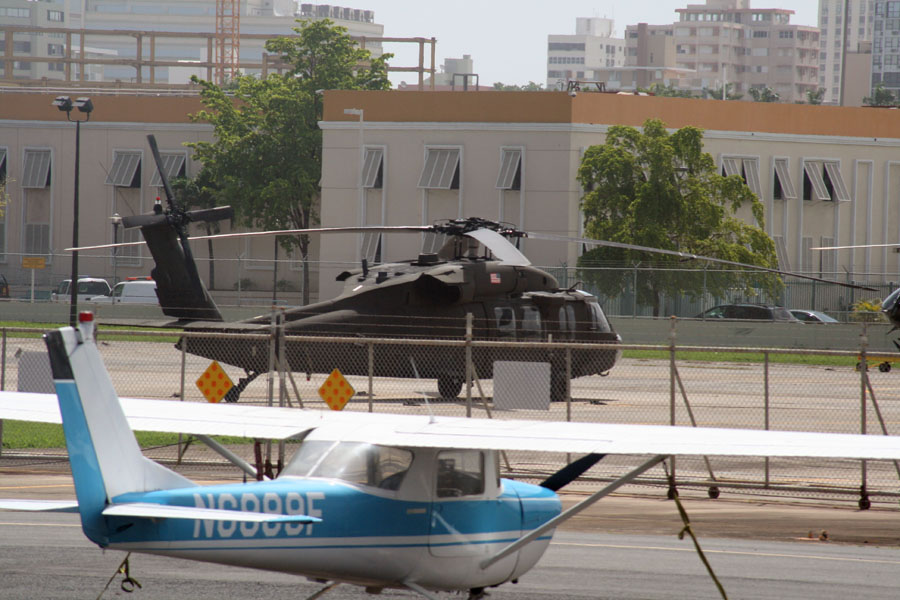 Na letisku parkuje niekoľko vojenských helikoptér Black Hawk