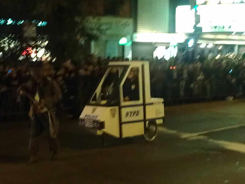 Bicyklista zamaskovan za policajn autko (mimochodom vemi dobre - porovnaj tu)