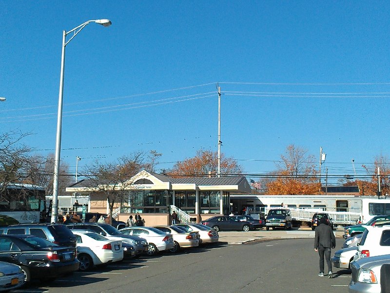 Zaviezol som Michala do Central Islip, lebo do Ronkonkomy dnes vlaky nechodia.