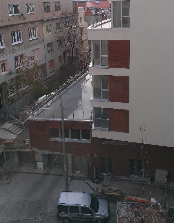 Buď niekto stavia veľmi plytký bazén, alebo zle naplánovali odtok z balkóna