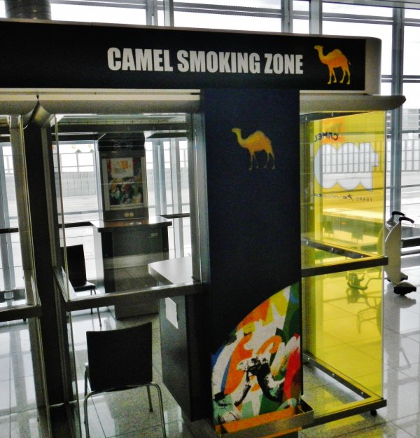 CAMEL SMOKING ZONE Tom's translation: "Zna udenia tiav"