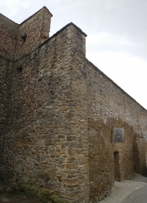 Celé staré mesto je obohnané dvojitými hradbami a priekopou