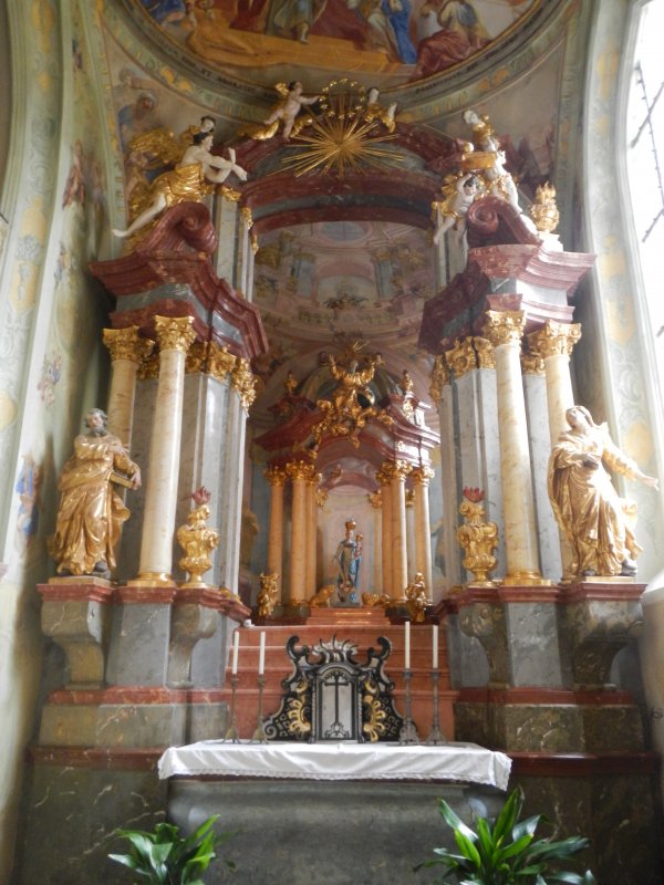 One of the side chapels