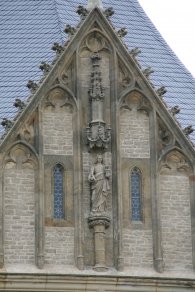 St. Barbora, the patron of miners (and of the town of Kutná Hora), at the honorable place on top of the church's front facade (June 2014) St. Barbora, the patron of miners (and of the town of Kutná Hora), at the honorable place on top of the church's front facade (June 2014)
