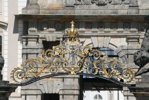 Golden crown above the main gate (June 2014) Golden crown above the main gate (June 2014)