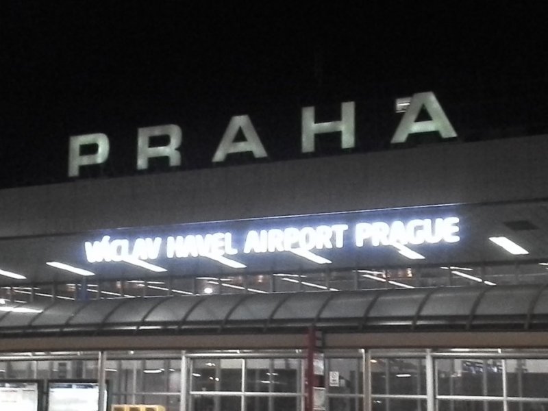 The two hitchhiking girls were really surprised how fast I kicked them of car at the airport (as they were not receiving the aforementioned urgent message of my internal organ).