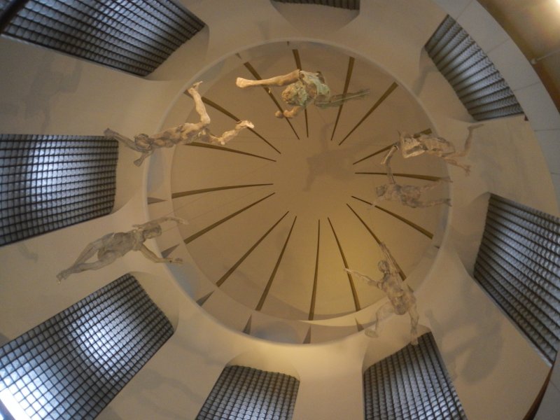 "Flying" sculptures in the top dome