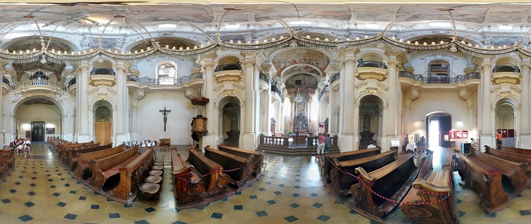 Kostol svätého Mikuláša na Staromestskom námestí v Prahe (August 2015)