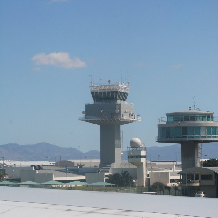 Pristáli sme - riadiace veže letiska v Kapskom Meste
