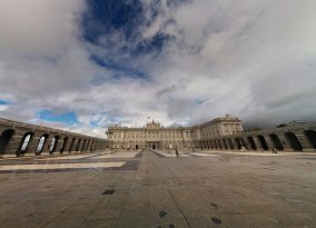 Plaza de la Armería in front of the Royal Palace (November 2016) Plaza de la Armería in front of the Royal Palace (November 2016)