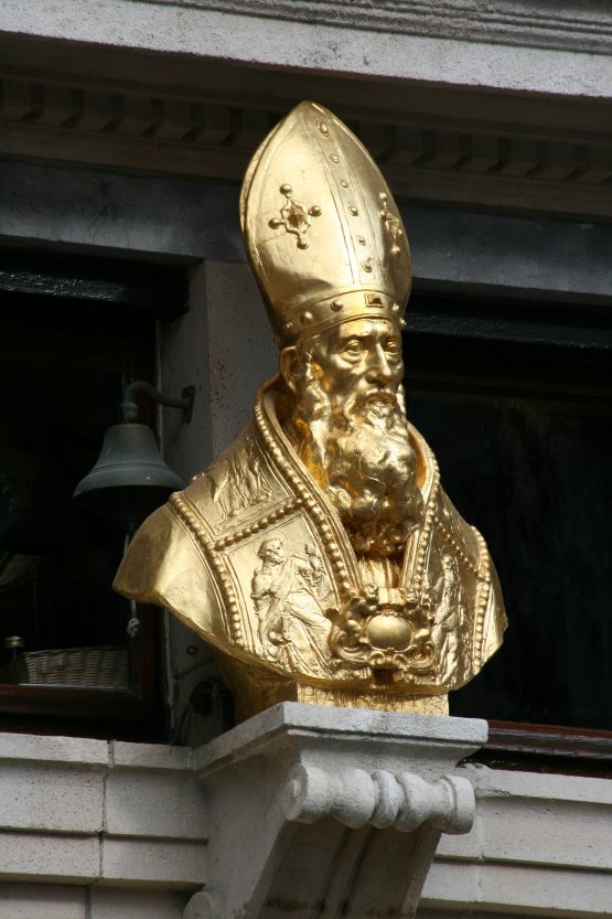 Golden bust of Saint Aubert above the entrance to Maison du Roi d'Espagne